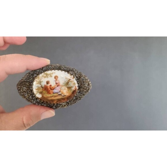 Large Filigree Courting Couple Brooch - Picture 3 of 10